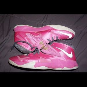 Used- Lebron soldier breast cancer shoes